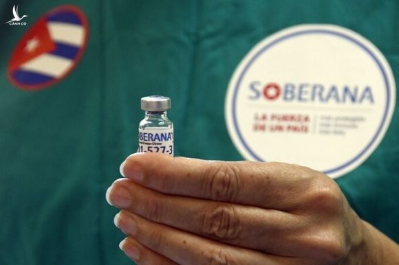 Y tá cầm trên tay vaccine Soberana-02 tại thủ đô Havana, Cuba ngày 31/3. Ảnh:Xinhua.