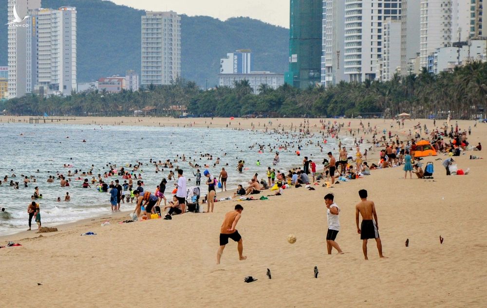 Nguoi dan tam bien Nha Trang anh 11