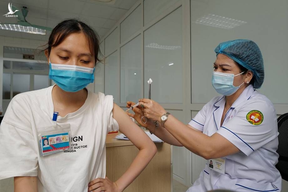 Tình nguyện viên tiêm thử vaccine Nano Covax, tháng 5/2021. Ảnh: Ngọc Thành