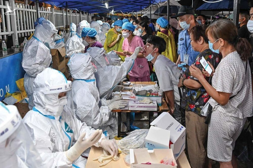 Người dân tại Quảng Đông, Trung Quốc được xét nghiệm Covid-19 vào ngày 30/5 sau khi bùng phát lây nhiễm trong cộng đồng. Ảnh: Reuters.