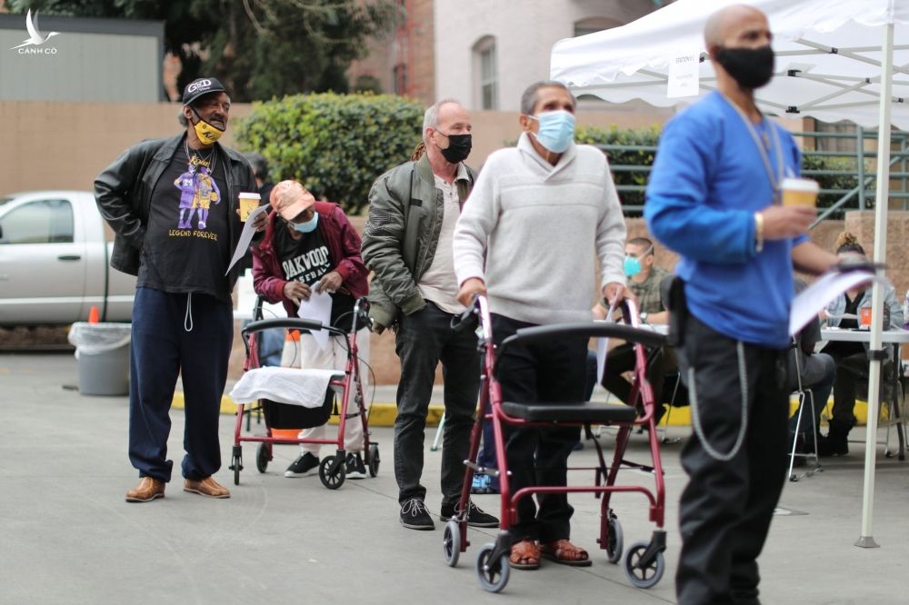 Điểm tiêm vacine ngừa Covid-19 tại Los Angeles, bang California, Mỹ vào ngày 10/2. Ảnh: Reuters.