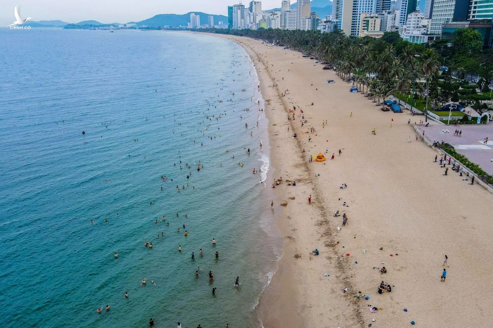 Nguoi dan tam bien Nha Trang anh 1