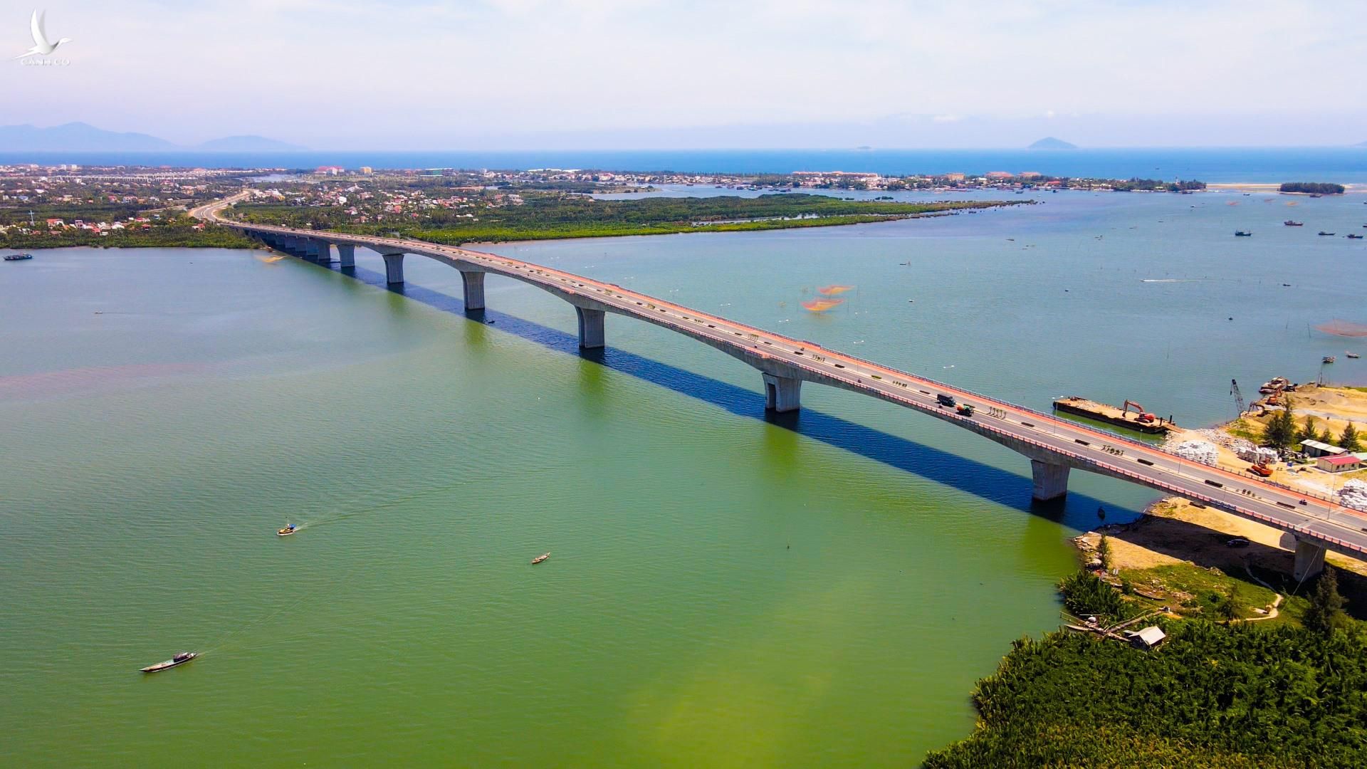Cầu Cửa Đại, điểm nhấn giao thông vùng Đông Quảng Nam. Ảnh: H.Đ
