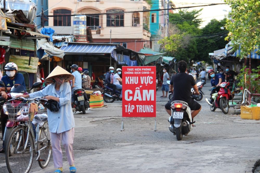 Khu vực cấm tập trung gần chợ Căn cứ 26 (Q.Gò Vấp) vẫn tập trung đông người /// ẢNH: TRẦN TIẾN