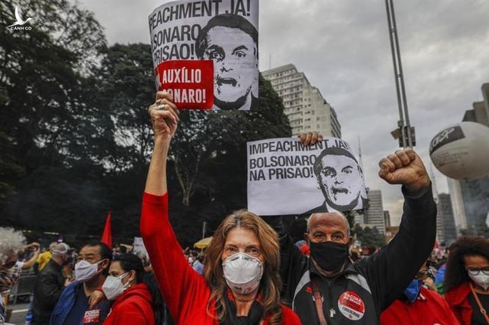 Người dân Brazil đổ ra đường biểu tình khi số người chết do COVID-19 ở nước này tăng vọt lên quá nửa triệu người. (Ảnh: AP)