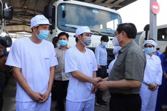 Thủ tướng làm việc tại Bình Dương: Không để lây nhiễm tại bệnh viện - Ảnh 1.