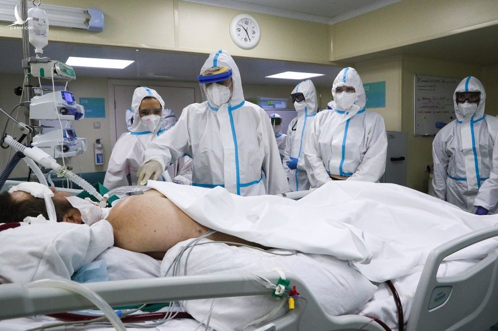 Nhân viên y tế Nga trong khu điều trị Covid-19, Bệnh viện Thực hành Số 52 của thủ đô Moskva, ngày 17/6. Ảnh: TASS.