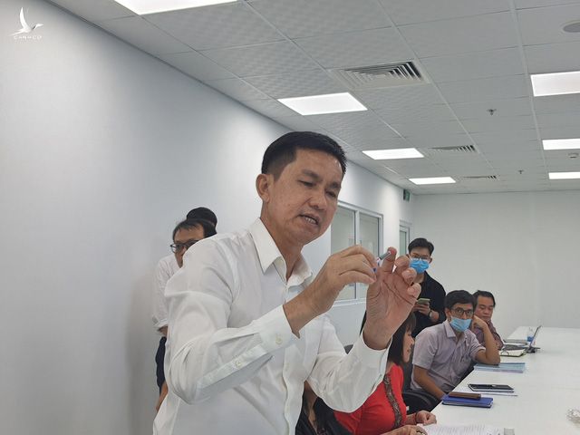 Ông Hồ Nhân - tổng giám đốc Công ty Nanogen - trình bày với Hội đồng đạo đức của Bộ Y tế trong giai đoạn thử nghiệm giai đoạn 2 - Ảnh: HOÀNG LỘC