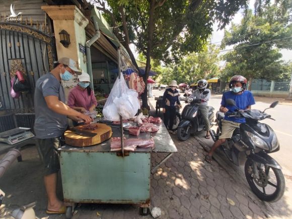 Siêu thị tăng lượng hàng dự trữ khi TP.HCM nâng mức giãn cách - Ảnh 2.