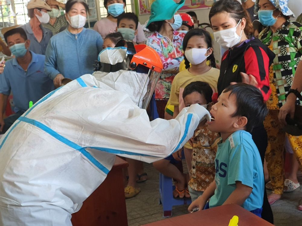 Lấy mẫu xét nghiệm Covid-19 cho người dân xã Phước Tỉnh /// Nguyễn Long