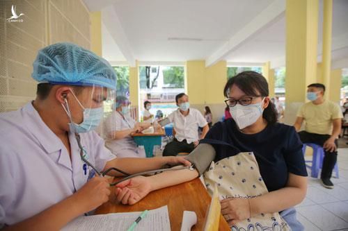 Cán bộ Sở Quy hoạch Kiến trúc TP HCM được tiêm vắc-xin Covid-19 tại điểm tiêm Trường Tiểu học Nguyễn Bỉnh Khiêm (quận 1) vào ngày 21-6 Ảnh: HOÀNG TRIỀU