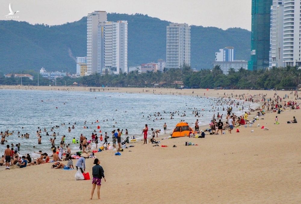 Nguoi dan tam bien Nha Trang anh 2