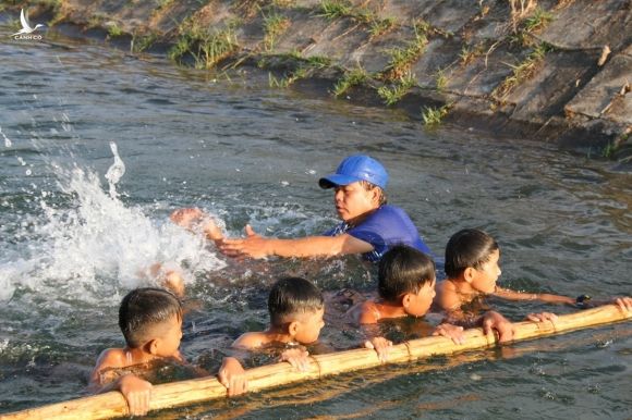 Thầy Tước dạy bơi miễn phí cho đám trẻ làng suốt nhiều năm. /// ẢNH: NGUYỄN PHÚC