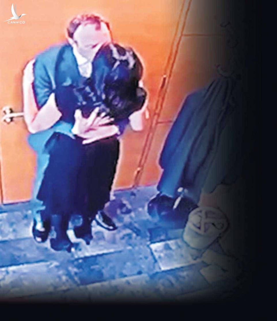 Bộ trưởng Y tế Anh Matt Hancock ôm hôn nữ trợ lý riêng Gina Coladangelo trong văn phòng riêng hồi tháng 5. Ảnh: Sun. 