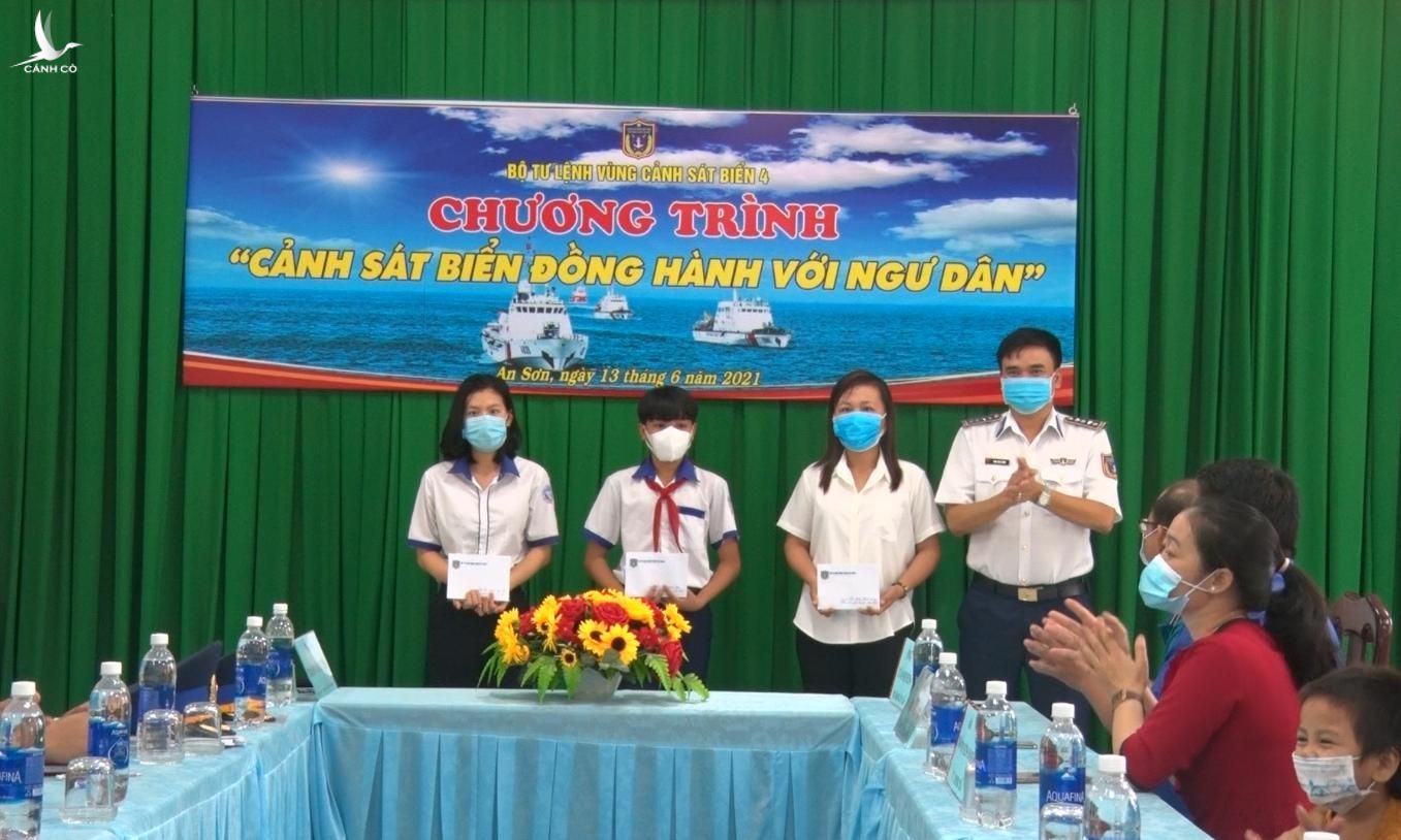 Đại tá Trần Văn Lượng tặng quà cho 3 học sinh học giỏi