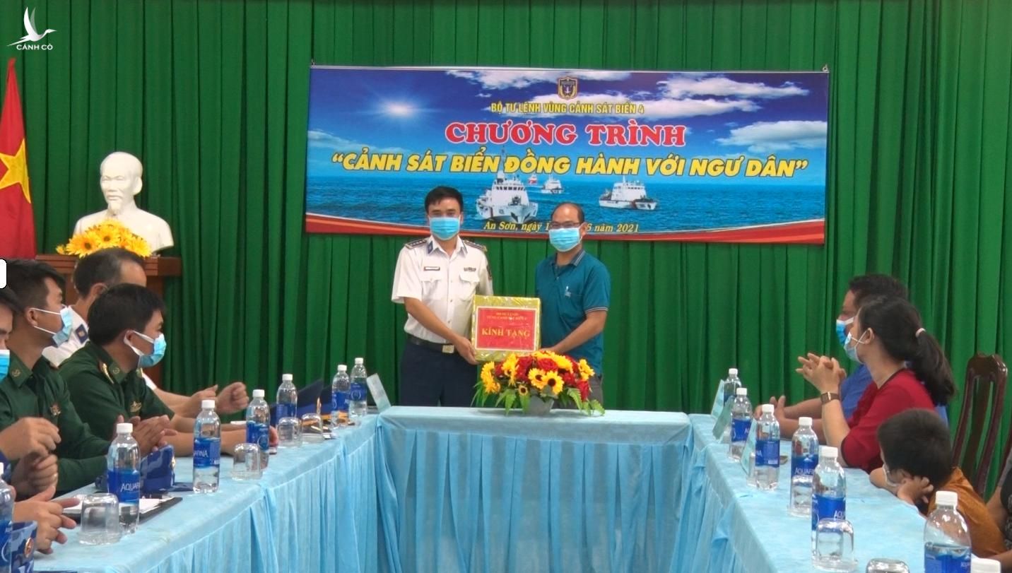 Đại tá Trần Văn Lượng tặng quà cho Đảng ủy xã An Sơn và gia đình ngư dân