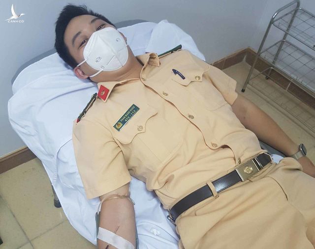 Đại úy Phan Mạnh Hưng đang được các y bác sỹ lấy máu để cấp cứu cho sản phụ. 
