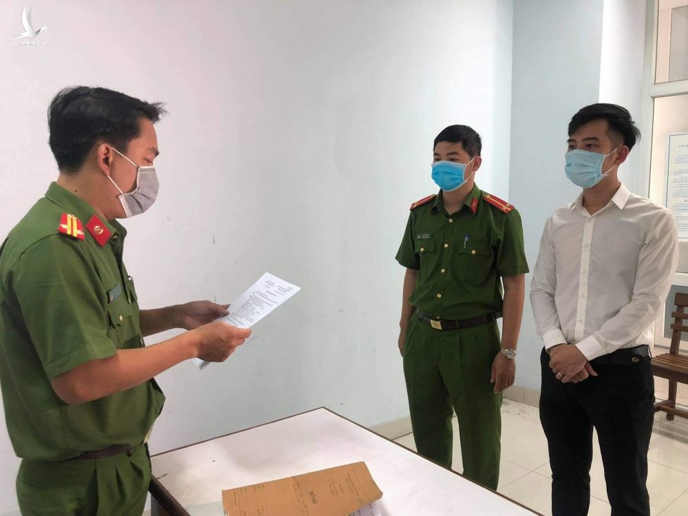 Cơ quan điều tra công bố quyết định khởi tố Nguyễn Quang Trọng /// ẢNH: NGUYỄN TÚ