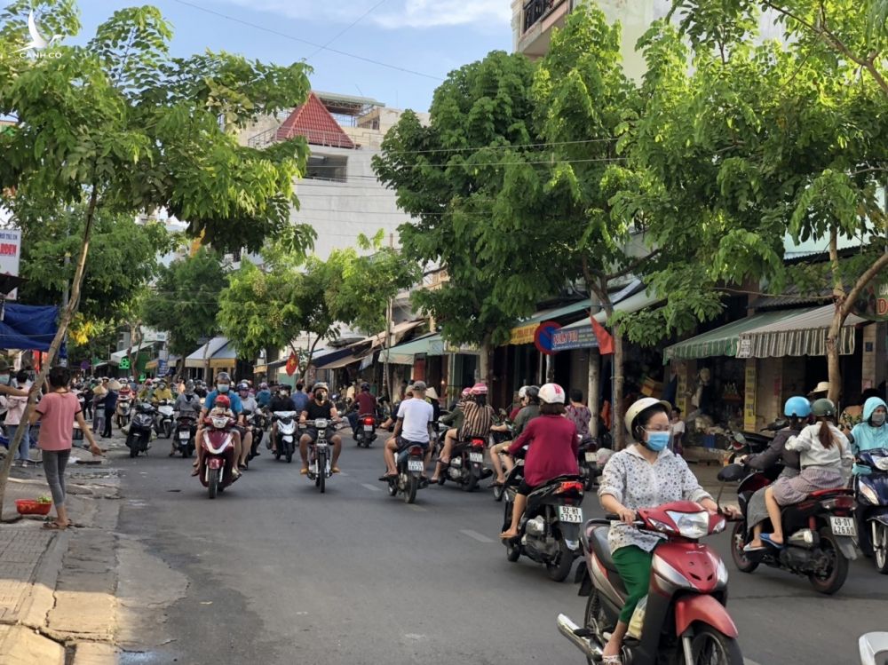TP.HCM xử phạt người mua lẫn người bán ở chợ tự phát sau Chỉ thị 10 - ảnh 3