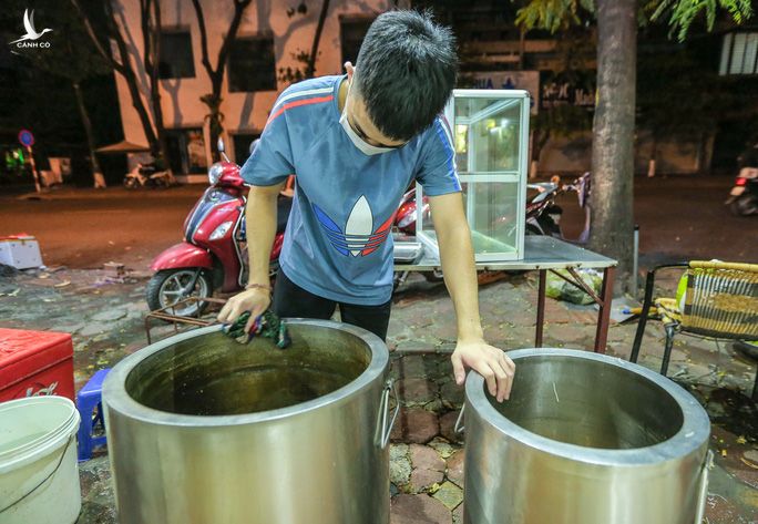 CLIP: Người dân Thủ đô dọn dẹp hàng quán xuyên đêm để đón khách trở lại - Ảnh 11.