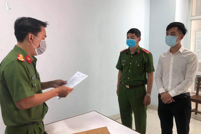Cơ quan Cảnh sát điều tra Công an TP Đà Nẵng đọc quyết định khởi tố Nguyễn Quang Trọng - Giám đốc Thẩm mỹ viện Amida (Ảnh: CTV). Cơ quan Cảnh sát điều tra Công an TP Đà Nẵng đọc quyết định khởi tố Nguyễn Quang Trọng - Giám đốc Thẩm mỹ viện Amida (Ảnh: CTV).
