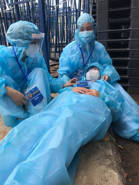 Một số nhân viên y tế tại điểm tiêm vắc xin Covid-19 lưu động ngất xỉu - ảnh 1
