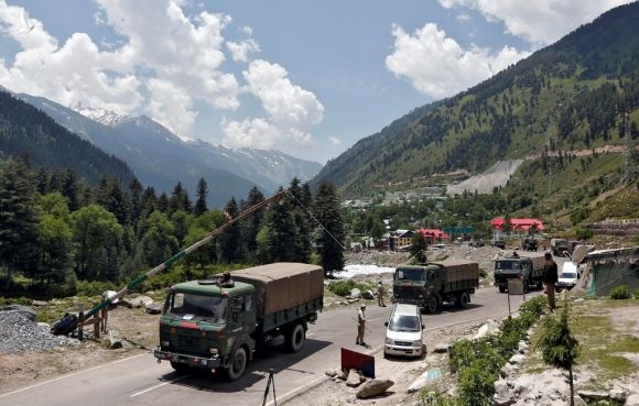 Các xe tải quân sự Ấn Độ trong một lần di chuyển về hướng Ladakh /// Reuters