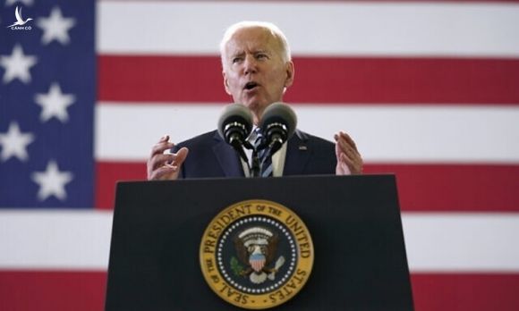 Tổng thống Joe Biden phát biểu trước các binh sĩ Mỹ đóng tại căn cứ không quân Mildenhall tại Suffolk, Anh, ngày 9/6. Ảnh: AP.