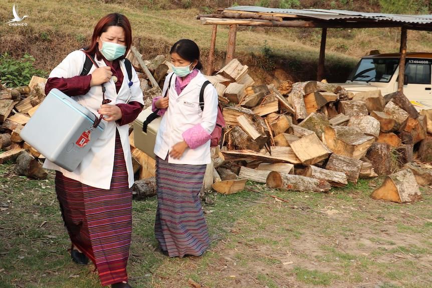Nhân viên y tế và tình nguyện viên Bhutan phải đi bộ quãng đường dài để đưa vắc-xin đến người dân Ảnh: UNICEF