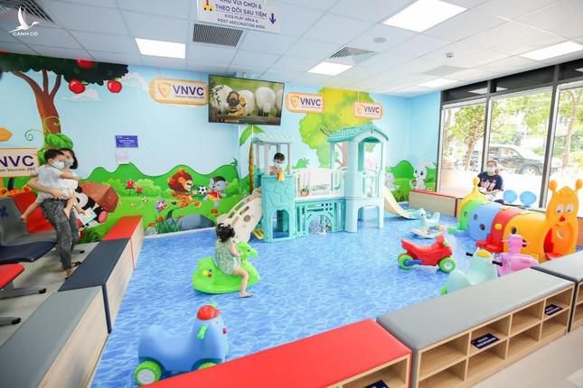 VNVC Yên Bái được đầu tư cơ sở vật chất khang trang hiện đại, khu vui chơi dành cho trẻ em sinh động, được khử khuẩn nhiều lần trong ngày đảm bảo sạch sẽ, an toàn