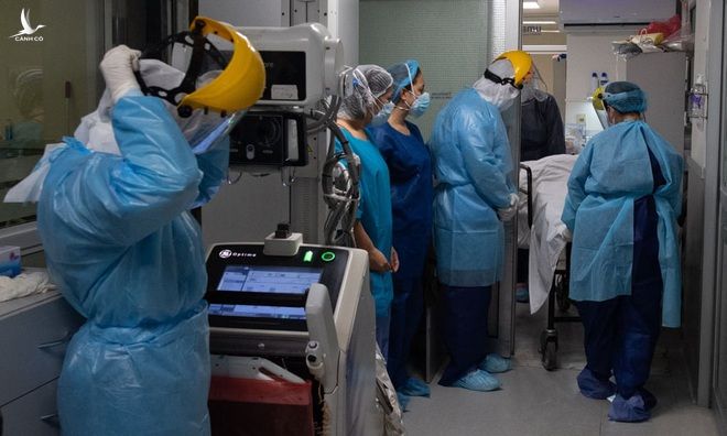 Nhân viên y tế trong một bệnh viện ở Uruguay (Ảnh: AFP).