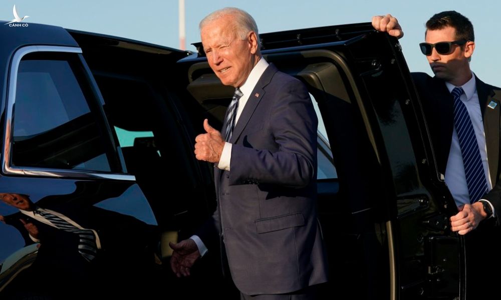 Tổng thống Joe Biden tại căn cứ Royal Air Force Mildenhall ở Suffolk, Anh ngày 9/6. Ảnh: AP.