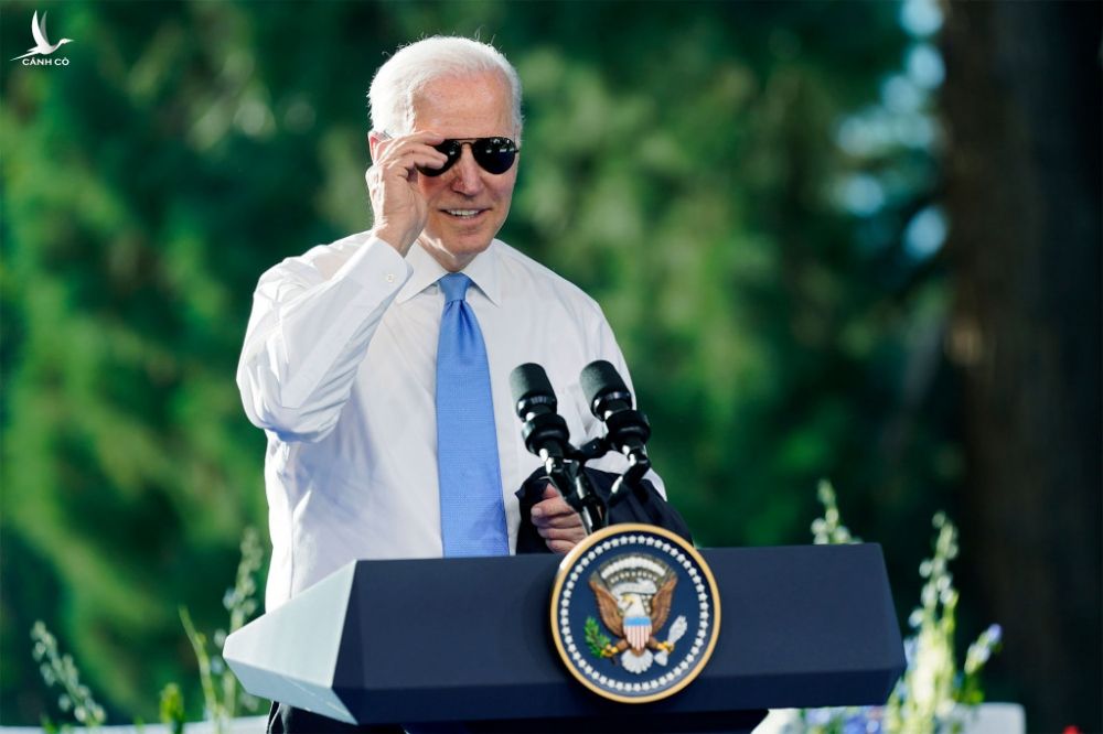 Tổng thống Mỹ Joe Biden đeo kính râm mắt chuồn trong buổi họp báo sau hội nghị thượng đỉnh tại Geneva, Thụy Sĩ, ngày 16/6 với Tổng thống Nga Putin. Ảnh: AP