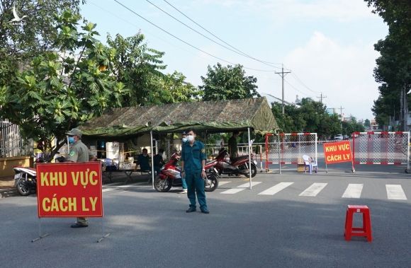 Lực lượng chức năng phong toả Khu dân cư Hiệp Thành 3, TP Thủ Dầu Một, nơi dẫn vào công ty bệnh nhân 7059 làm việc. Ảnh: Nguyệt Triều