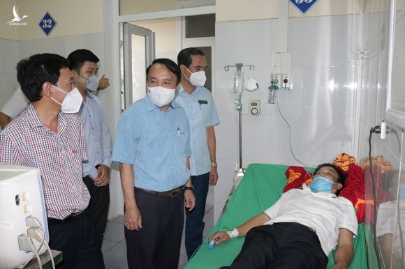 Ông Nguyễn Văn Long đang nằm điều trị tại Bệnh viện Đa khoa thành phố Vinh. Ảnh:Hồng Hạnh