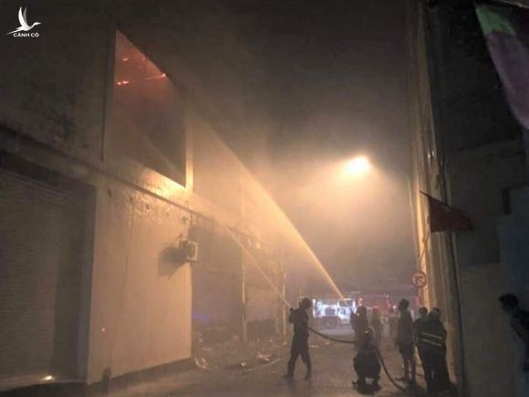 Phòng trà ở TP Vinh cháy dữ dội, ít nhất 6 người thiệt mạng - 2