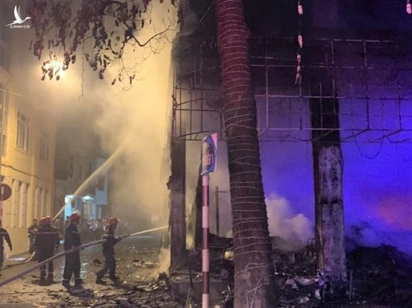 Phòng trà ở TP Vinh cháy dữ dội, ít nhất 6 người thiệt mạng - 5