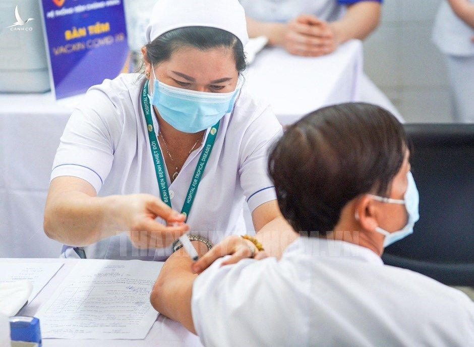 Tiêm vaccine ngừa Covid-19 cho nhân viên y tế Bệnh viện Bệnh Nhiệt đới TP.HCM