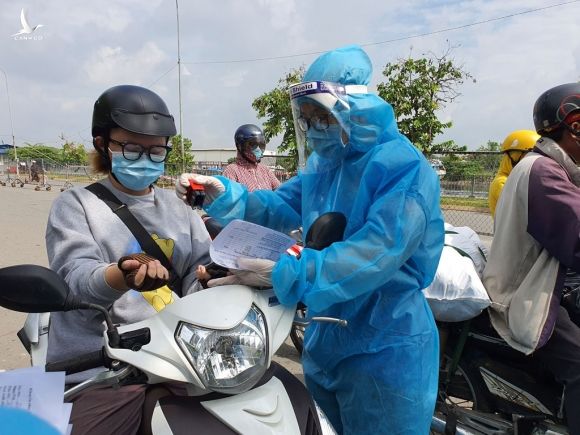 Võ Thị Lâm Xuân giúp người dân khai báo y tế tại chốt trực sáng 9.6 /// THÚY HẰNG