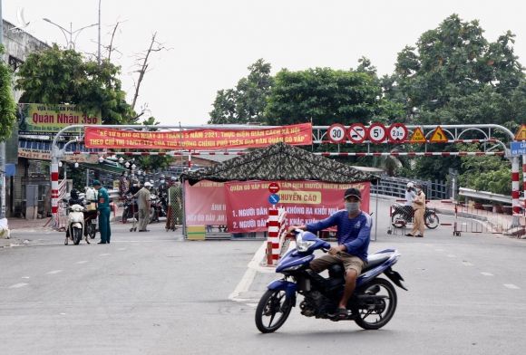Chốt kiểm soát tại Gò Vấp (TP.HCM): 'Xả' chốt hợp lý, dân khen 'thuận lợi, không bị trễ giờ làm' - ảnh 4