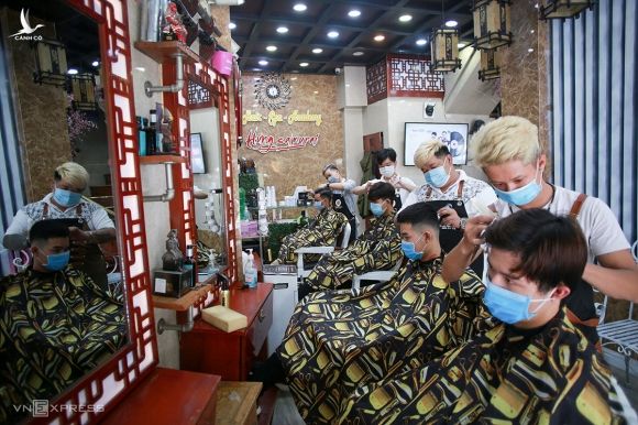 Quán cắt tóc ở TP Đà Nẵng mở cửa trở lại sau 35 ngày phải đóng cửa theo yêu cầu của thành phố. Ảnh: Nguyễn Đông.