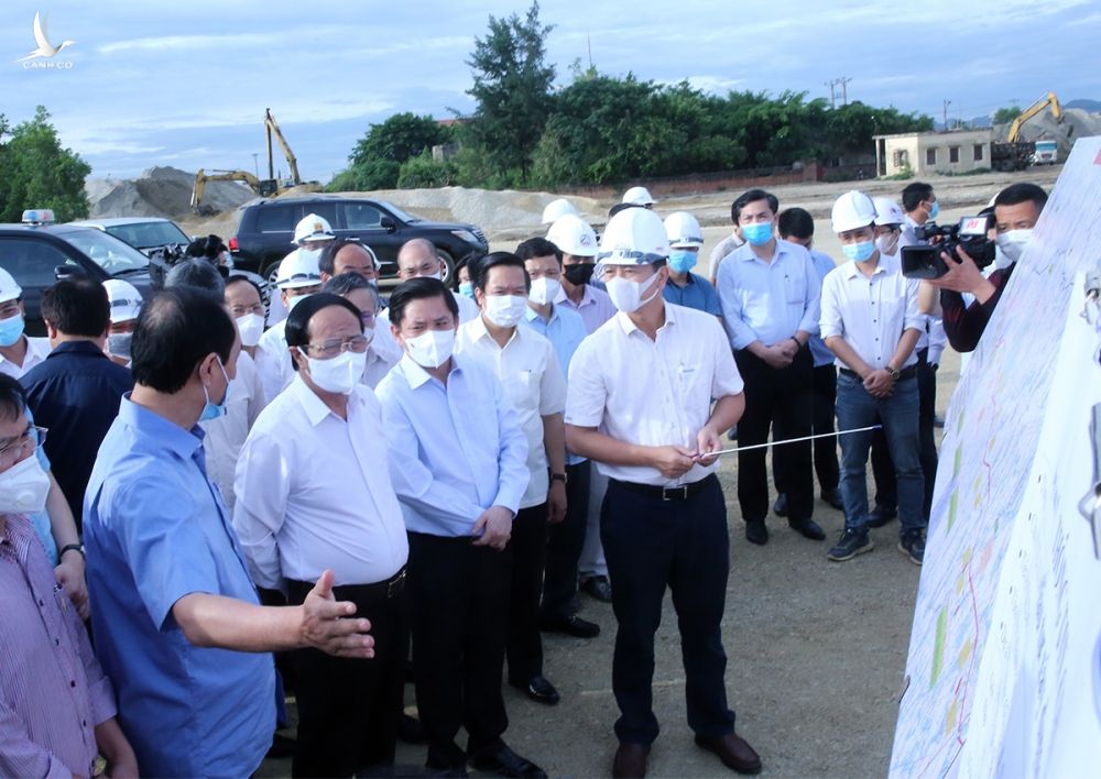 Phó Thủ tướng Lê Văn Thành thị sát điểm thi công dự án cao tốc Mai Sơn – Quốc lộ 45. Ảnh VGP