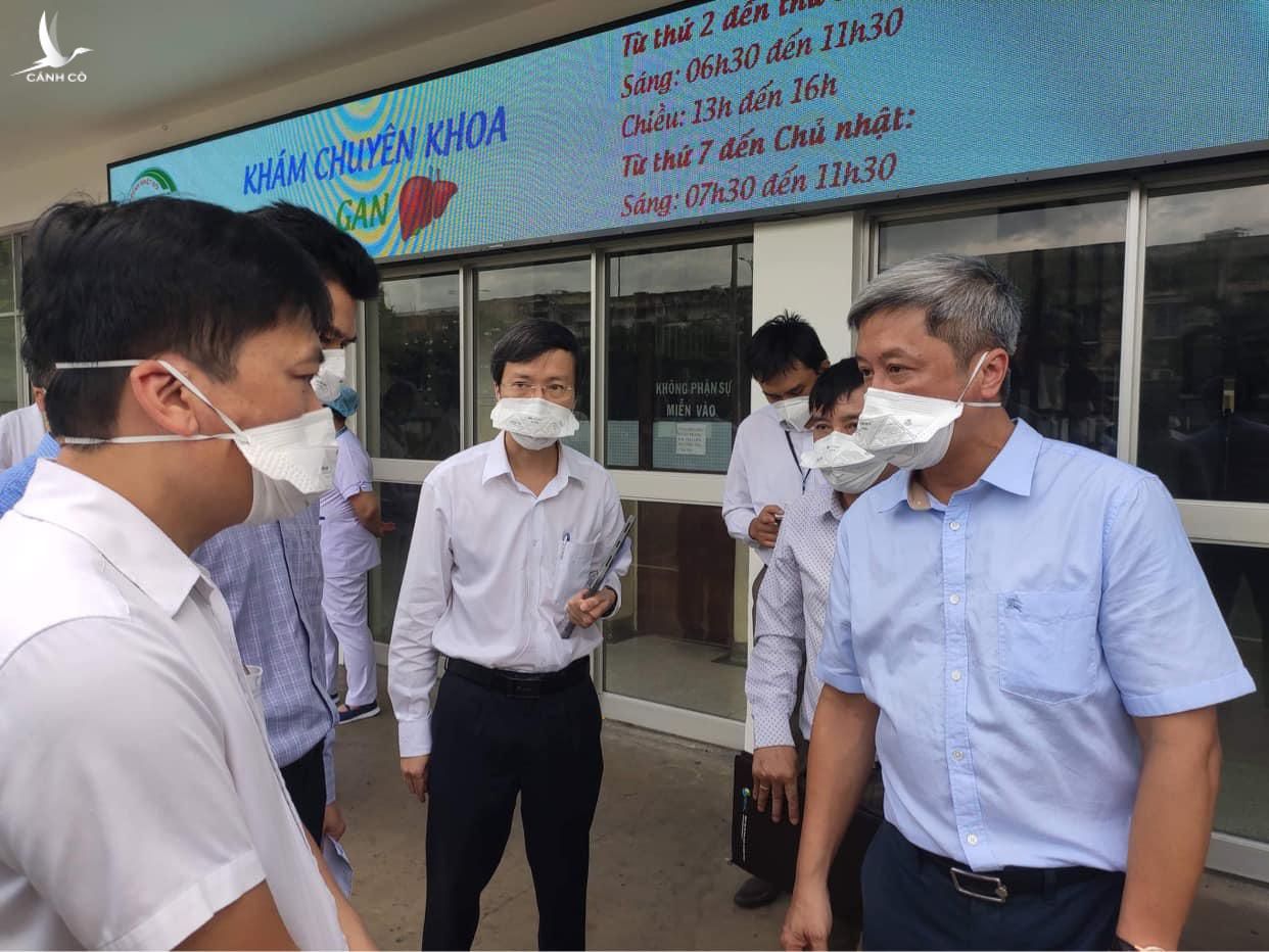 Thứ trưởng Bộ Y tế Nguyễn Trường Sơn kiểm tra công tác phòng chống dịch Covid-19 tại TP HCM