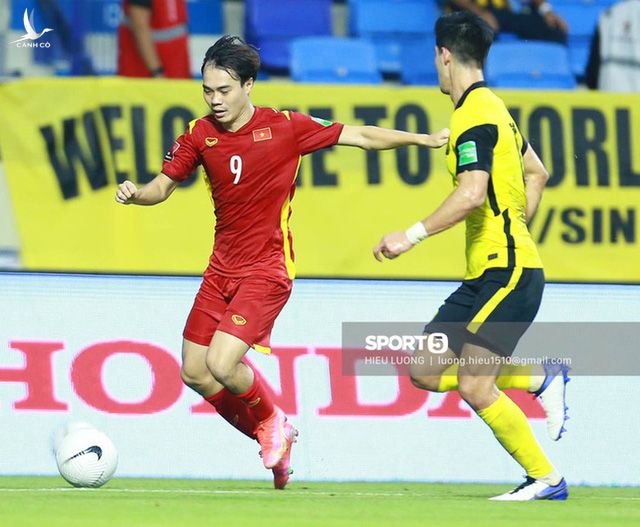 Tình huống Văn Toàn tấn công về phía khung thành của Malaysia trước khi bị phạm lỗi. Với chiến thắng 2-1, tuyển Việt Nam rộng cánh cửa bước vào vòng loại thứ 3 World Cup 2022.
