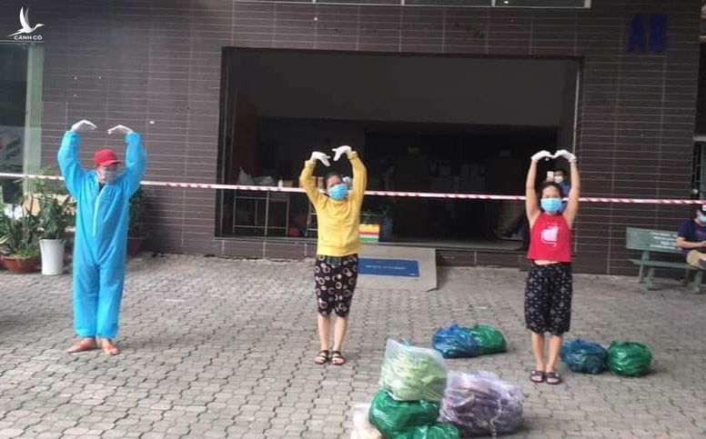 Tin tưởng Covid - 19 sẽ được đẩy lùi trước những biện pháp phòng chống dịch vô cùng quyết liệt của TP.HCM. Trong ảnh là những tình nguyện viên giao hàng hóa cho dân cư chung cư Ehome 3 /// P.X