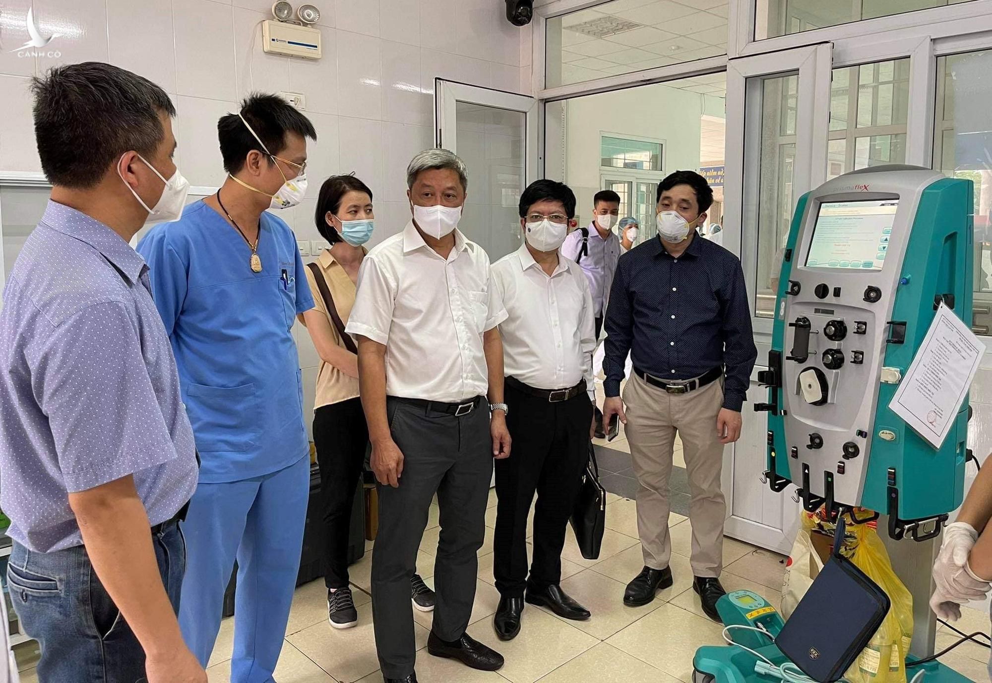 Thứ trưởng Nguyễn Trường Sơn cùng Bộ phận thường trực đặc biệt Bộ Y tế kiểm tra trung tâm ICU tại Bệnh viện Phổi Bắc Giang ngày 4-6