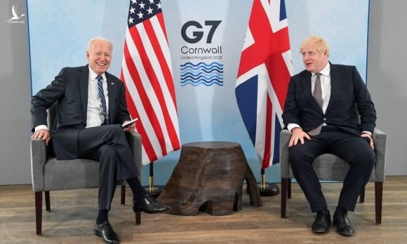 Tổng thống Mỹ Joe Biden (trái) và Thủ tướng Anh Boris Johnson gặp song phương tại Vịnh Carbis, Cornwal, tây nam nước Anh, trước thềm hội nghị thượng đỉnh G7. Ảnh: AFP.