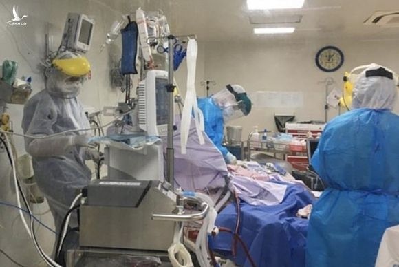 Bệnh nhân Covid-19 rất nặng đang được can thiệp ECMO tại Bệnh viện Bệnh Nhiệt đới TP HCM, ngày 8/6. Ảnh do bệnh viện cung cấp.