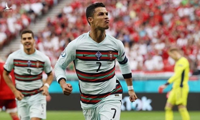 C.Ronaldo sắp phá kỷ lục vĩ đại của bóng đá thế giới - 2