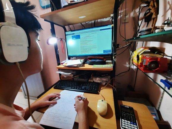 Học sinh lớp 12 Trường THPT Phú Nhuận (TP.HCM) ôn tập trực tuyến chiều 3.6 /// ẢNH: ĐÀO NGỌC THẠCH 